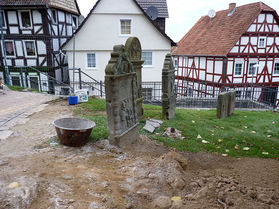 Pflaster- und Treppenarbeiten an St. Crescentius (Foto:Karl-Franz Thiede)